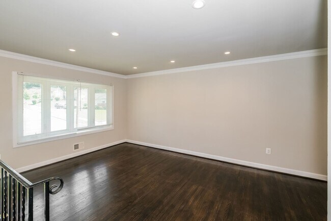 Building Photo - Spacious Single Family Home with backyard space