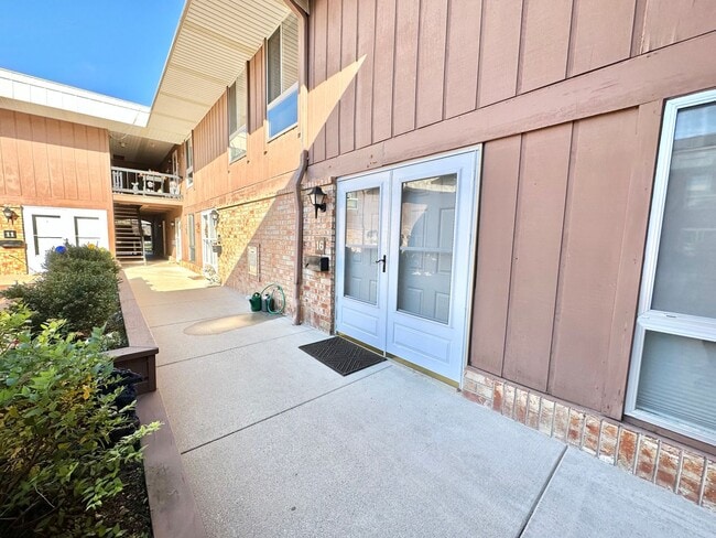 Building Photo - Rare rental opportunity conveniently locat...