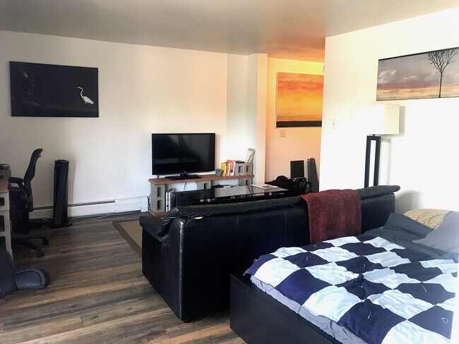 Building Photo - Studio Apartment in Awesome Denver Location!