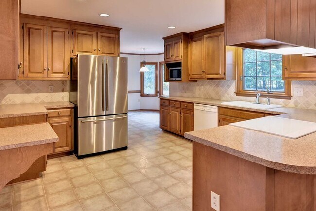 Building Photo - Beautiful Home on Quiet Cul-de-sac