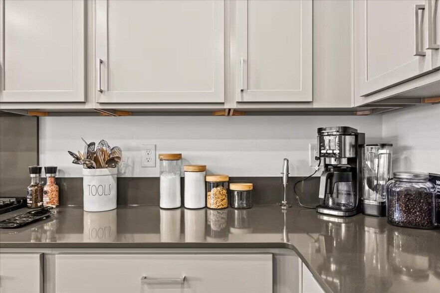 Building Photo - 187 N Nursery Ave