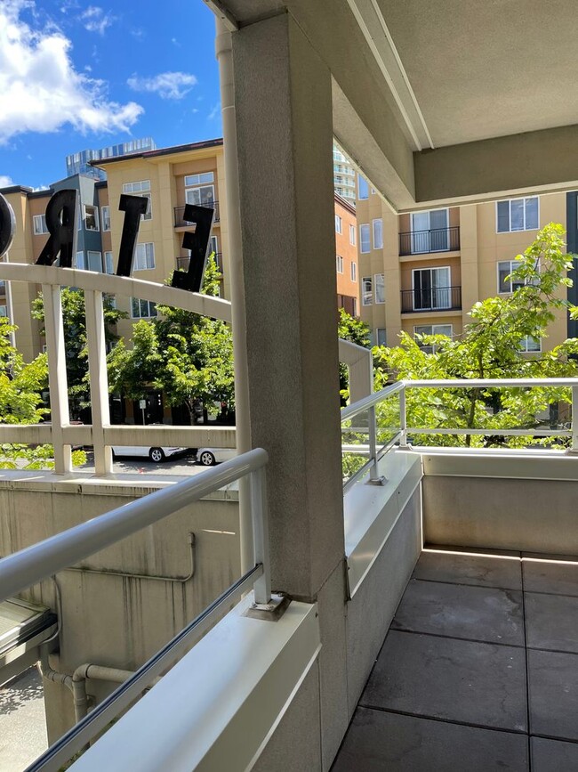 Building Photo - Fantastic Condo in the Heart of Downtown B...