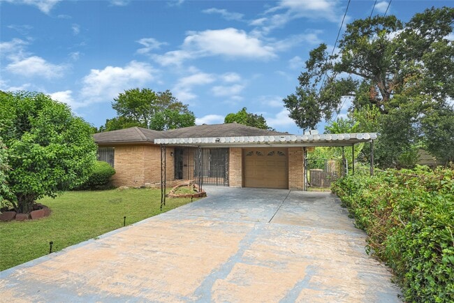 Building Photo - 3317 Le Badie St
