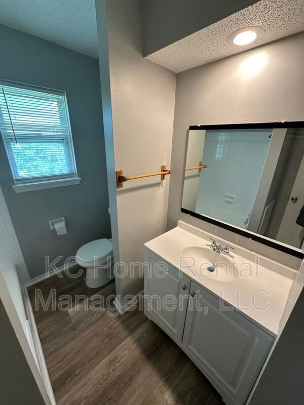 Building Photo - 222 N Oak Dr