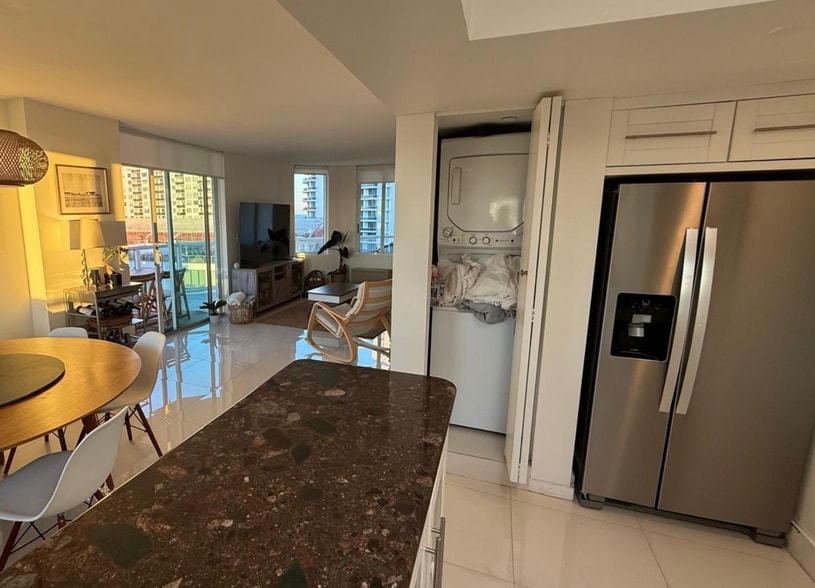 Building Photo - 5900 Collins Ave