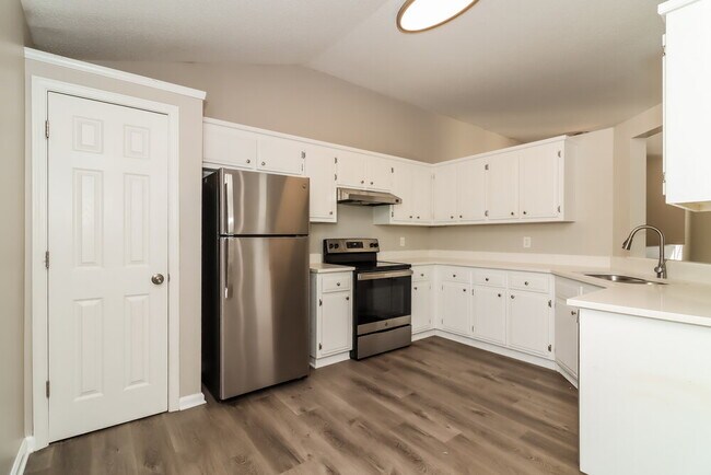 Building Photo - 12 Southview Dr