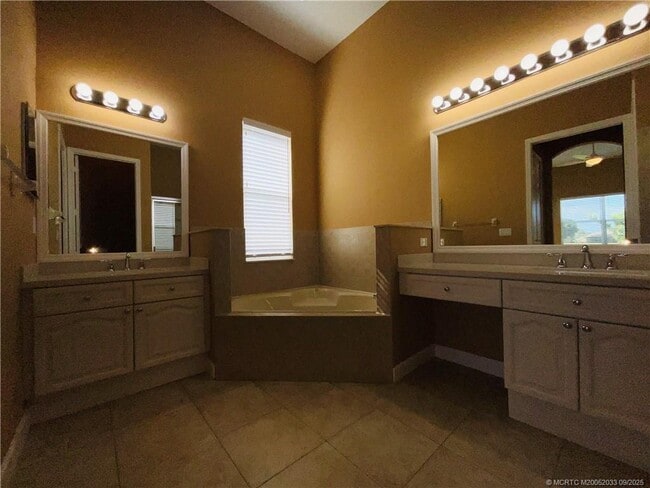 Building Photo - 331 NW Somerset Cir