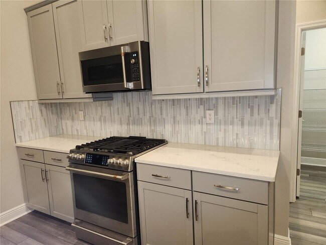 Building Photo - 12533 Oak Hill Way