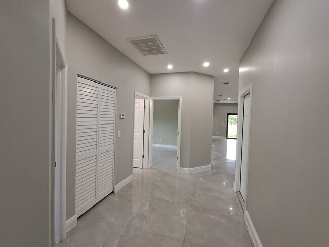 Building Photo - 213 Hightower Ave S