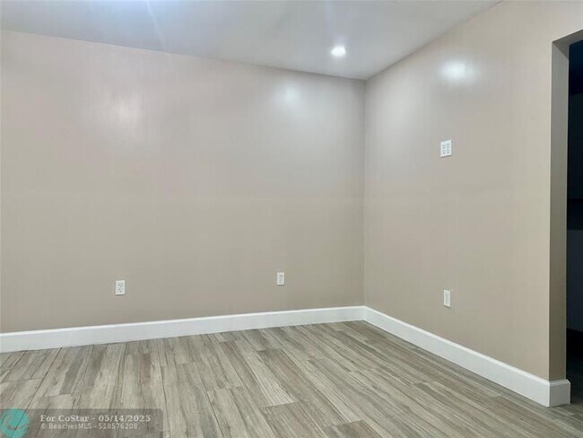 Building Photo - 1650 SW 117th Ave