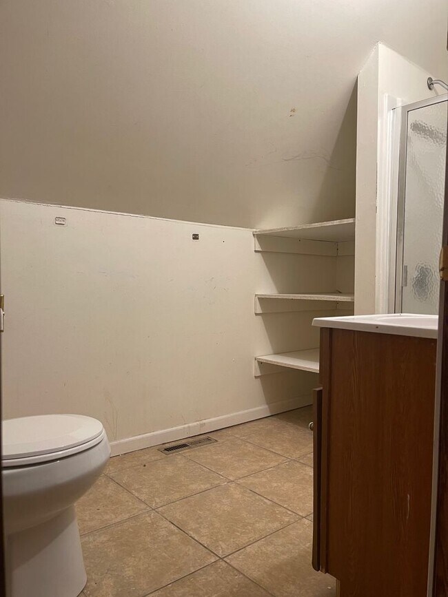 Building Photo - 4 Bedroom 2 bath House Available Now!!