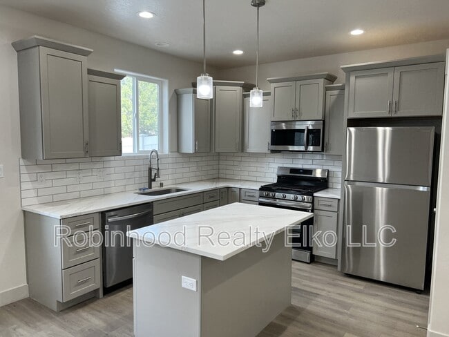 Building Photo - 2433 5th St