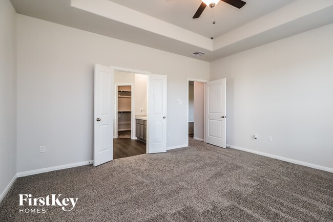 Building Photo - 14715 Country Club Dr