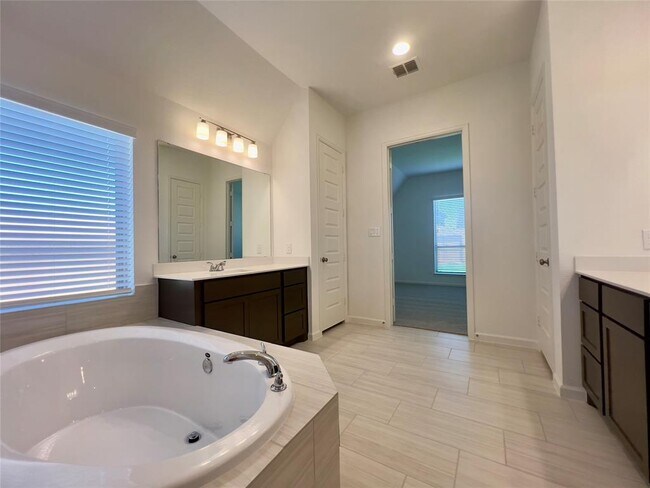 Building Photo - 10931 Spring Wind Dr