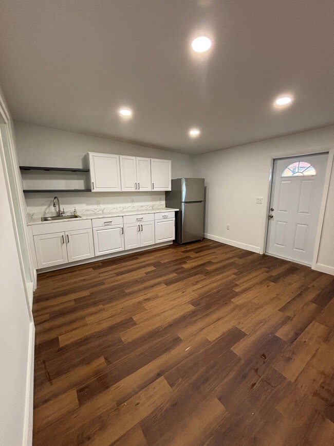 Building Photo - 890 SW Airoso Blvd