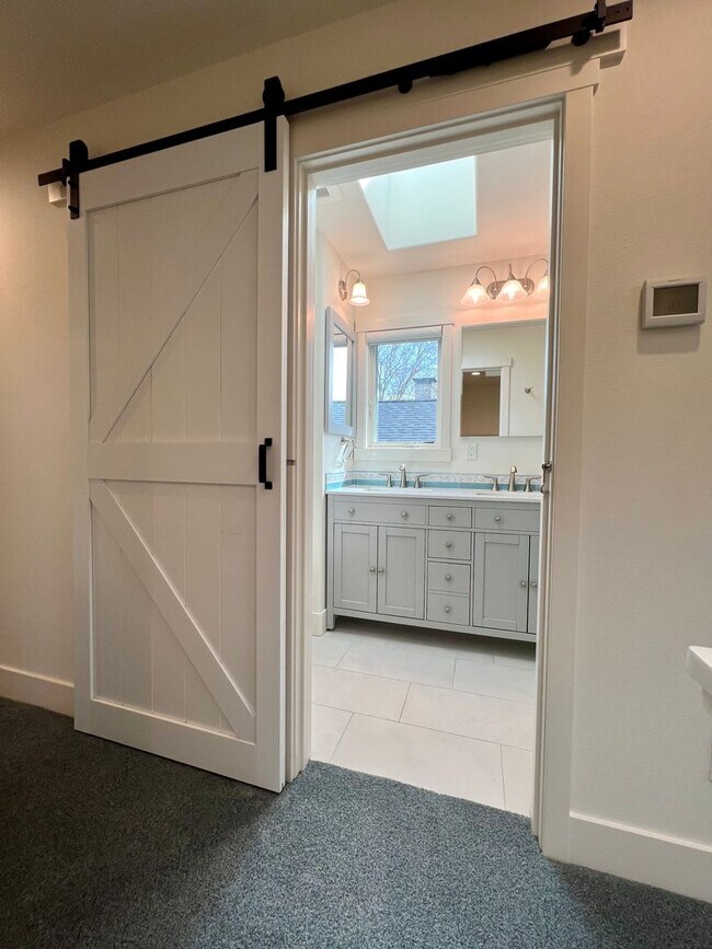 Building Photo - Stunning 3 Bed, 2.5 Bath Home in the Heart of Downtown Bend!