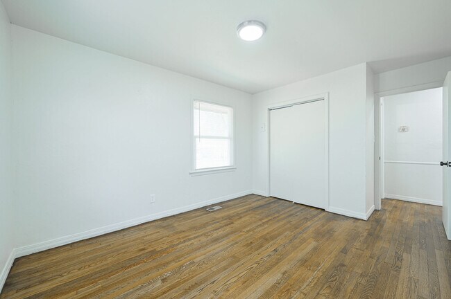 Building Photo - 1349 Kinkaid Dr