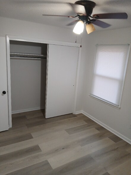 Building Photo - 1703 W Oak Ave