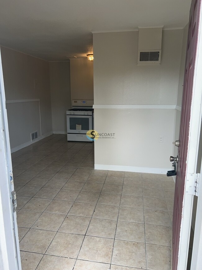 Building Photo - CHECK ME OUT 1BED/1BATH BUNGALOW WITH A GR...