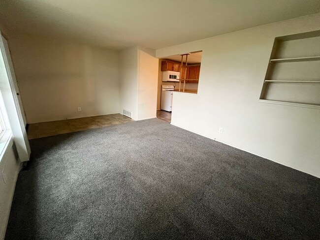 Building Photo - 3 Bed/1 Bath with Bonus Room and Fully Fenced in Yard!