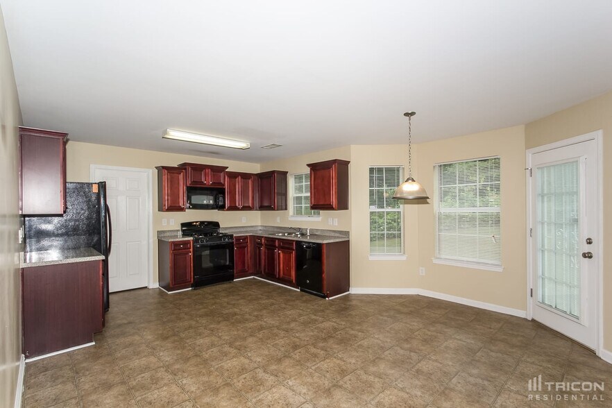Building Photo - 6600 Pamplona Pl
