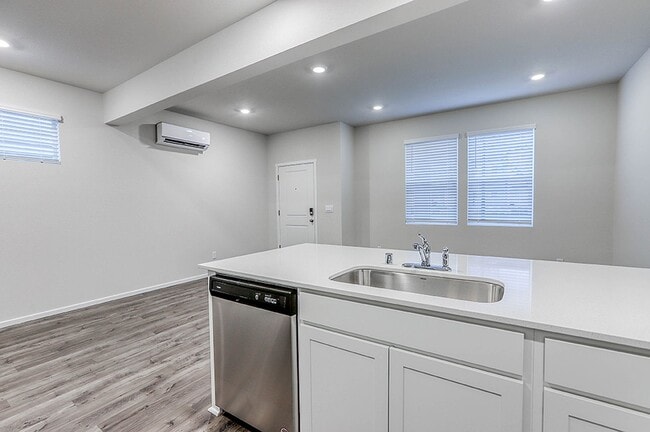 Building Photo - 3 Bedroom 2.5 Bathroom Home with Beautiful Finishes!!