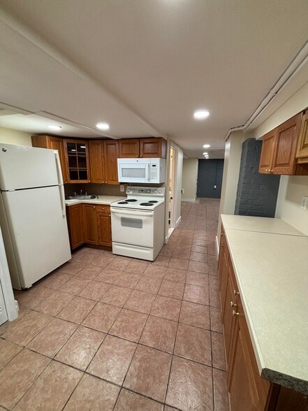 Building Photo - 244 6th Ave W