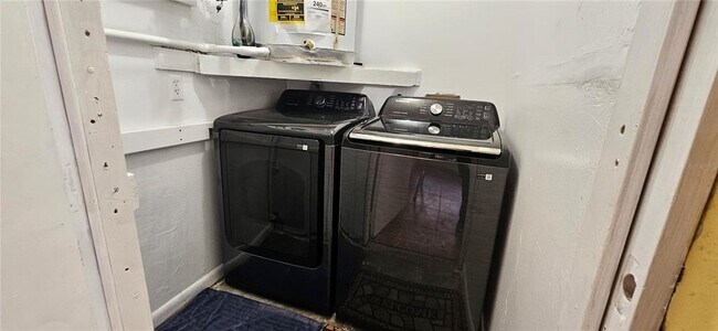 Building Photo - 606 SE 13th Ct