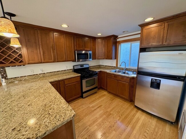 Building Photo - Central District Townhome