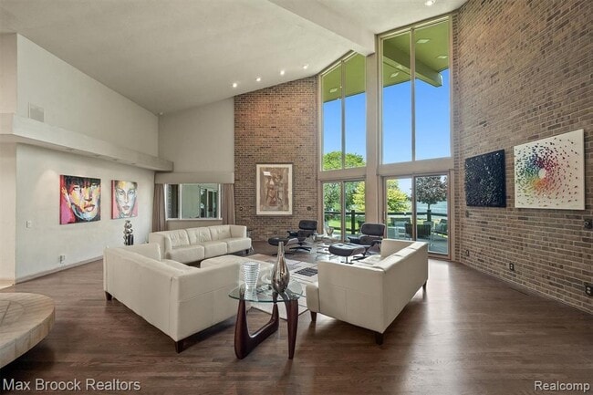 Building Photo - 3333 W Shore Dr