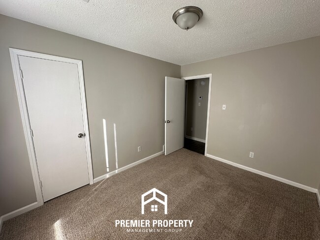 Building Photo - Charming 3 Bedroom Home for Rent in Memphis | High Ceilings, Fireplace & Fenced Yard