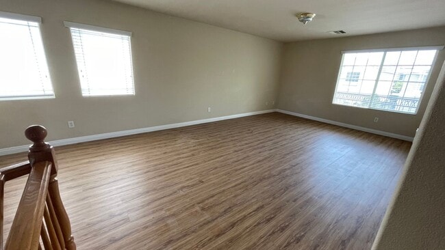 Building Photo - 2 STORY, 2,729 SQ FT HOME, 4 BEDROOMS, 3 BATHROOMS, A LOFT AND A 2 CAR GARAGE IN HENDERSON