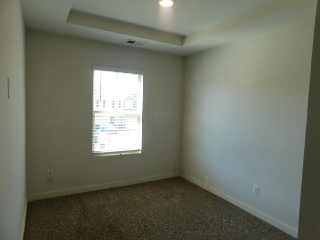 Building Photo - 672 The Heights Ln