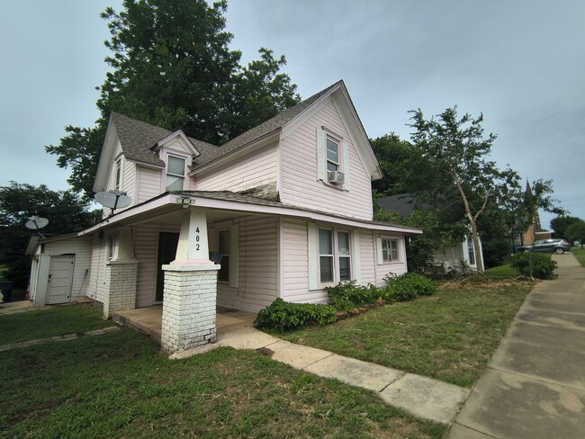 Building Photo - 402 E Warner Ave