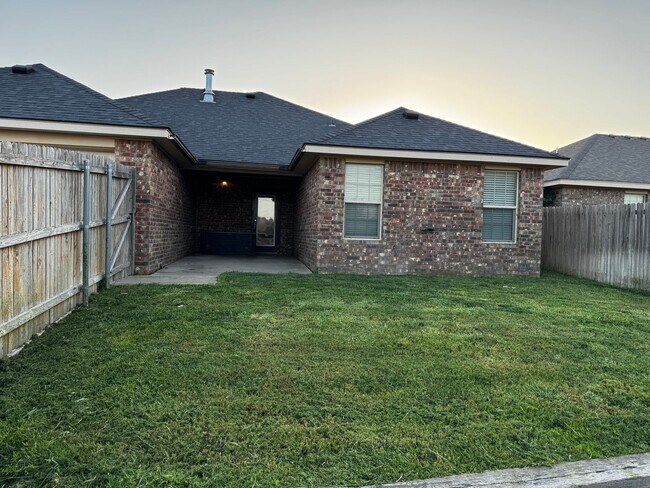 Building Photo - Located in Tradewinds! 3/2/2