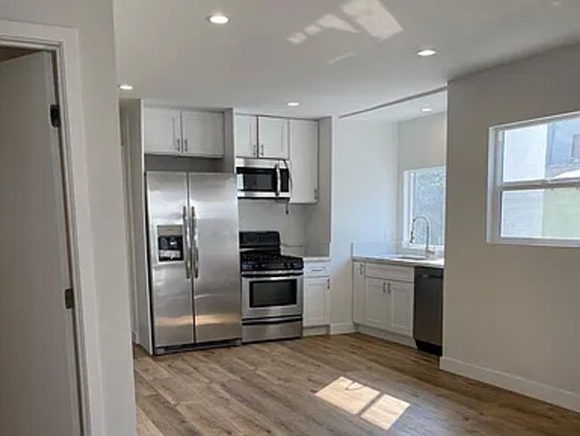Building Photo - Modern 3BD/2BA in Arts District! Pet Frien...