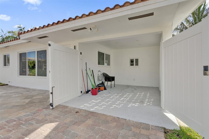 Building Photo - 1960 SE 5th Ct