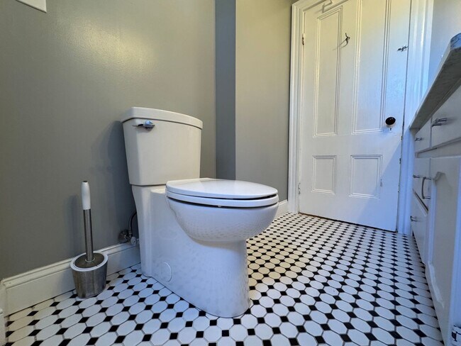 Building Photo - Spacious 4-Bedroom Townhouse with Garage &...