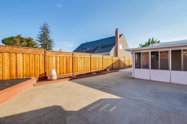 Building Photo - Stylish San Jose Home and Private Yard