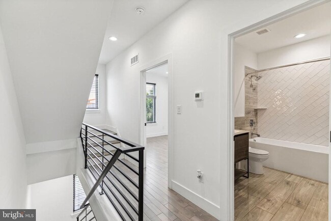 Building Photo - 2835 Edgemont St