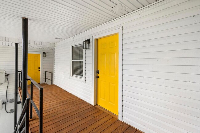 Building Photo - 1882 Lake St