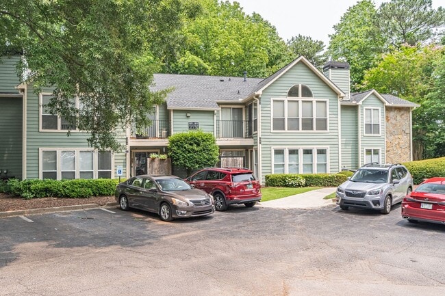 Building Photo - Welcome to this charming 2 bedroom, 2 bath...