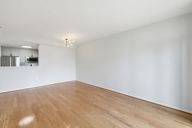 Building Photo - Bright & Renovated Condo with Pool, Gym & Parking!