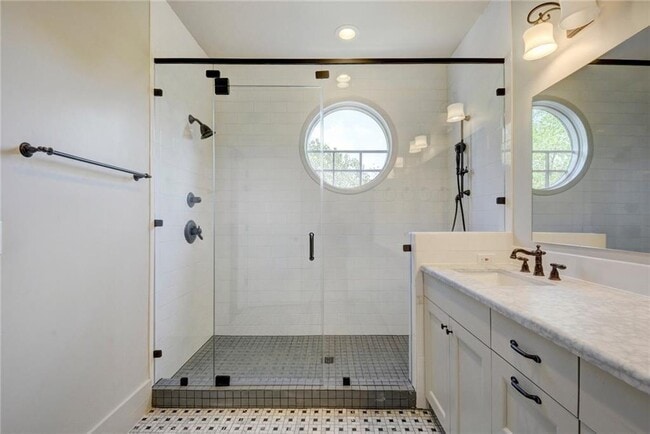 Building Photo - 206 E Live Oak St