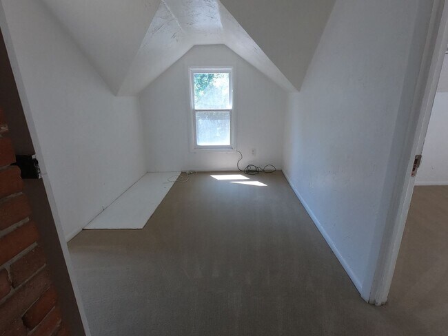 Building Photo - 3 Bedroom on West Side of The Hill