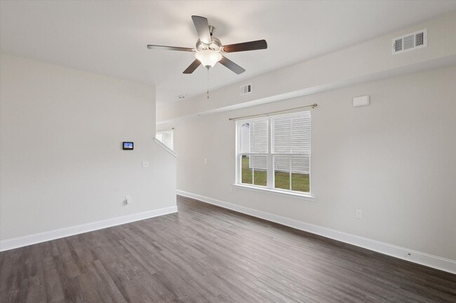 Building Photo - $500 RENT CREDIT | AVAILABLE NOW! (Small Pets Only)