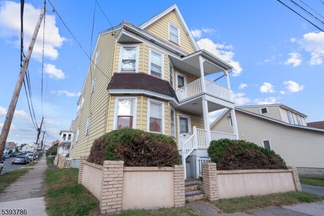 Building Photo - 76 Planten Ave