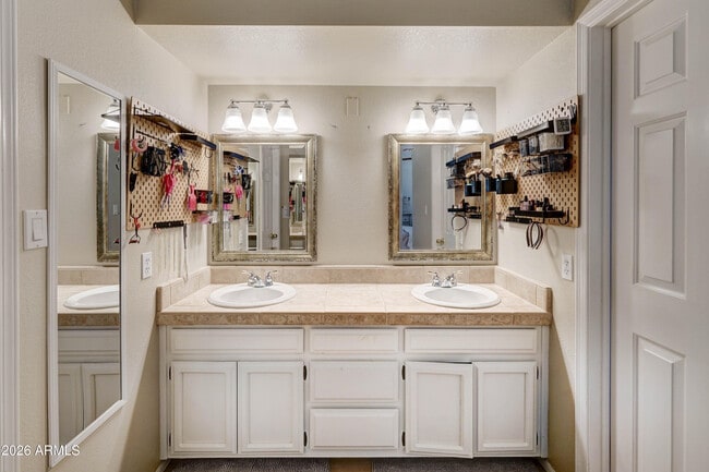Building Photo - 2511 E Shaw Butte Dr