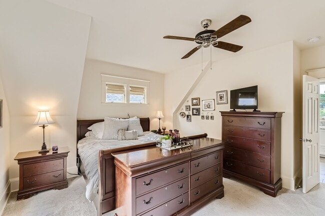 Building Photo - Queen Anne Home