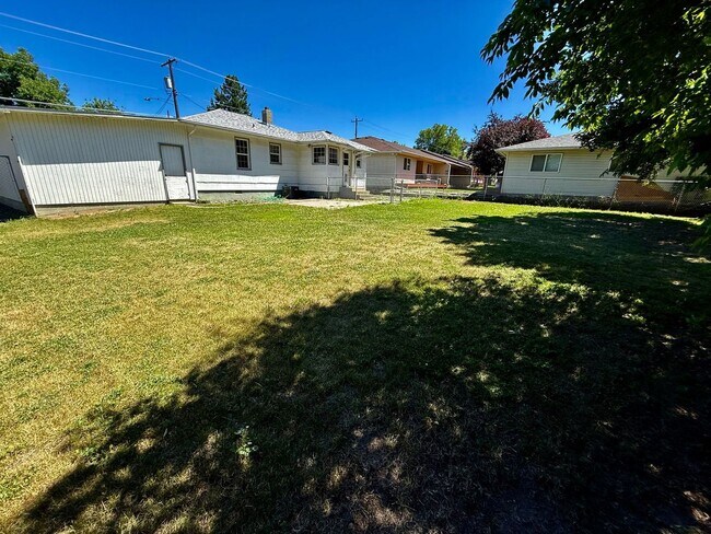 Building Photo - Adorable 3 bedroom 1.5 bathroom house for ...
